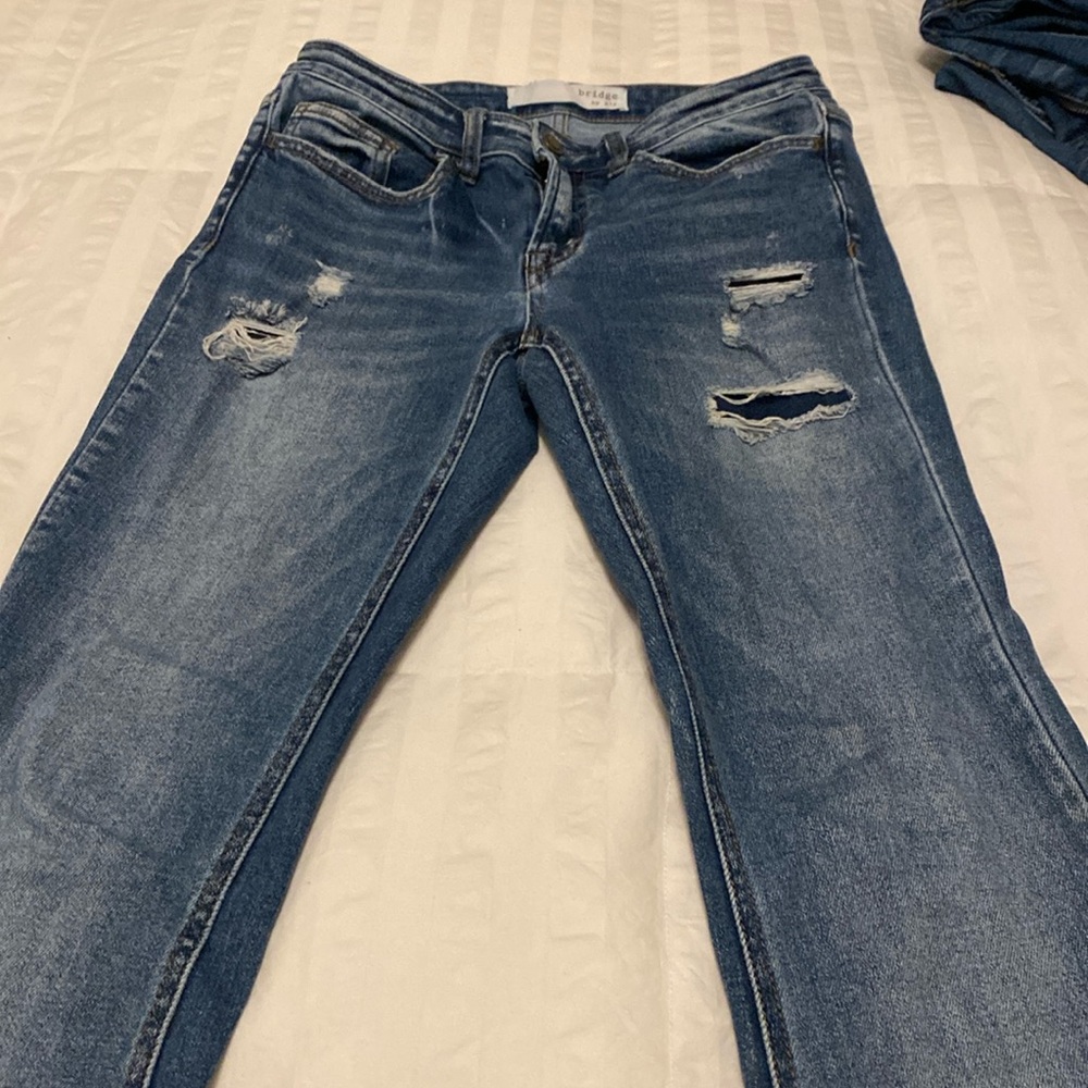 Buckle ripped jeans
